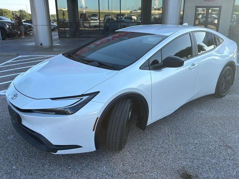 Used 2024 Toyota Prius LE FWD image 7
