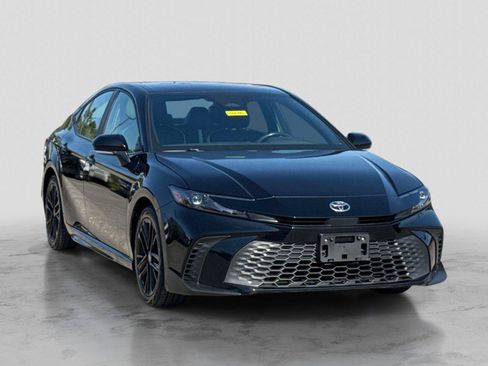 Used 2025 Toyota Camry SE FWD image 3