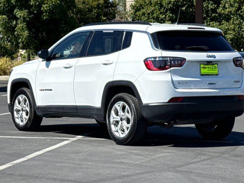 Used 2025 Jeep Compass Latitude AWD/4WD image 3