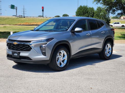 Used 2024 Chevrolet Trax LS w/ LS Convenience Package FWD image 2