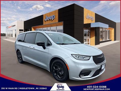 Used 2023 Chrysler Pacifica Limited w/ Uconnect Theater Family Group image 1