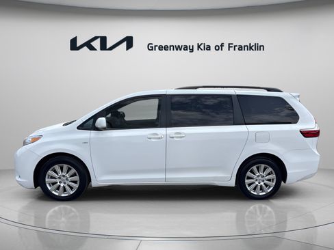 Used 2017 Toyota Sienna LE AWD/4WD image 4