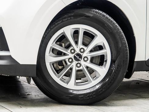 Used 2024 Kia Carnival LX FWD image 3