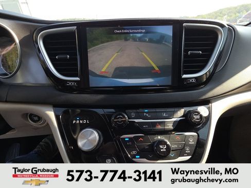 Used 2023 Chrysler Pacifica Touring-L FWD image 11