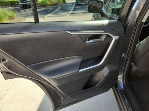 Used 2021 Toyota RAV4 XLE AWD/4WD image 28