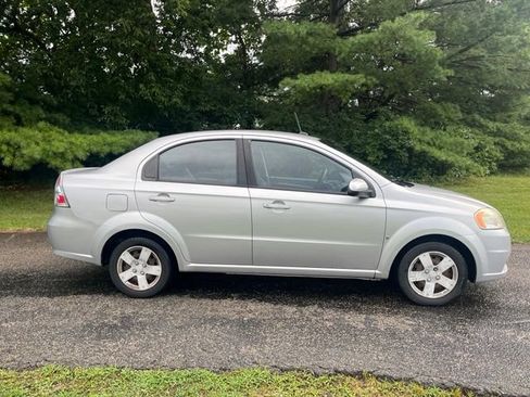 Used 2009 Chevrolet Aveo LT FWD image 2