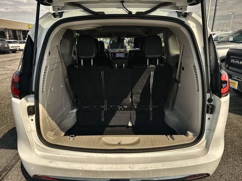 Used 2024 Chrysler Pacifica Limited FWD image 24
