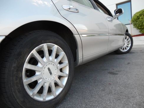 Used 2007 Lincoln Town Car Signature image 18