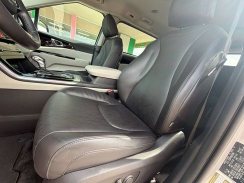 Used 2024 Kia Carnival EX FWD image 22