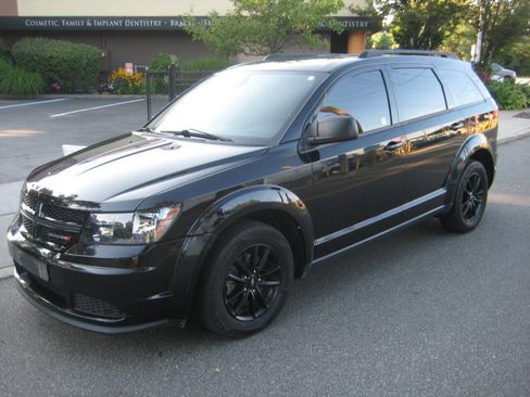 Used 2020 Dodge Journey SE w/ SE Popular Equipment Group FWD image 2