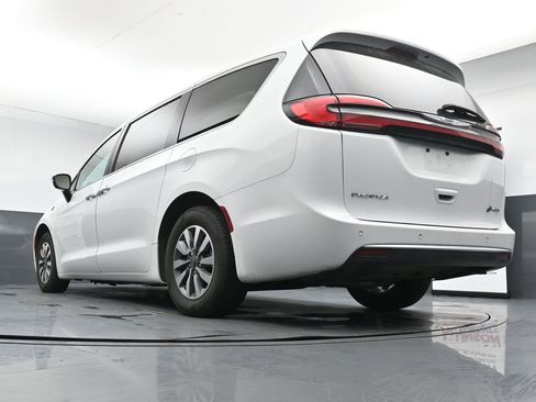 Used 2024 Chrysler Pacifica Limited FWD image 21