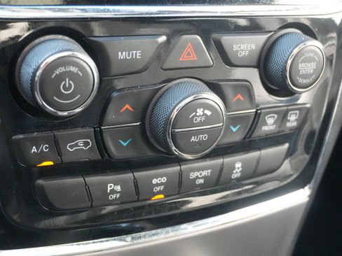 Used 2020 Jeep Grand Cherokee Overland AWD/4WD image 41