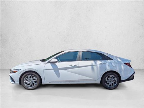 Used 2024 Hyundai Elantra SEL FWD image 9
