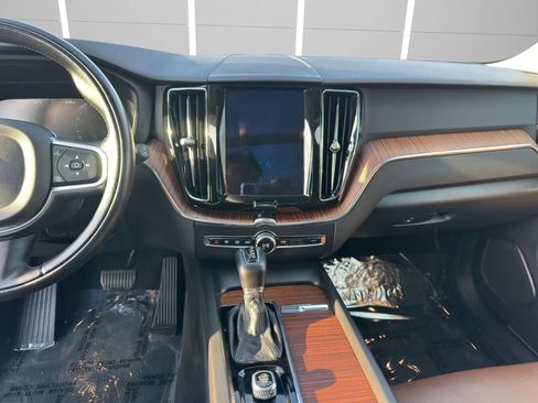 Used 2018 Volvo XC60 T5 Momentum w/ Convenience Package image 20