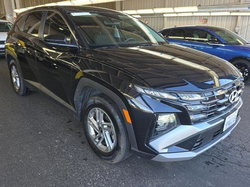 Used 2025 Hyundai Tucson SE image 2