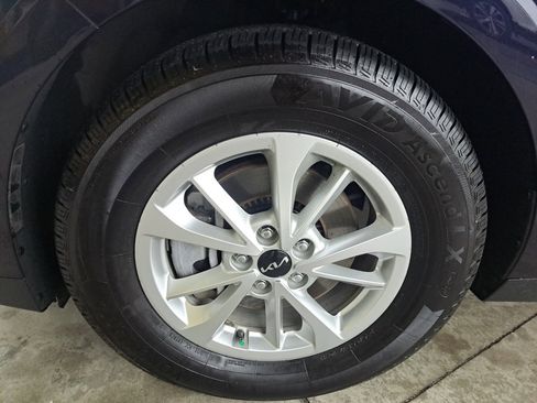 Used 2023 Kia Carnival LX image 26