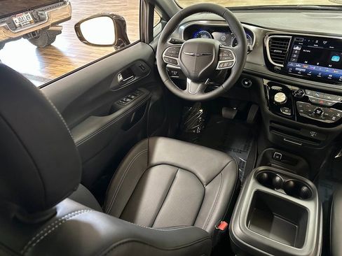 New 2026 Chrysler Pacifica Select image 14