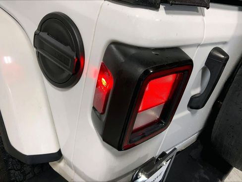 Used 2021 Jeep Wrangler Unlimited Sahara image 27