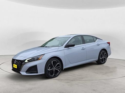 Used 2025 Nissan Altima 2.5 SR AWD/4WD image 1