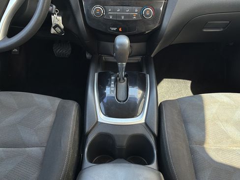 Used 2016 Nissan Rogue S FWD image 23