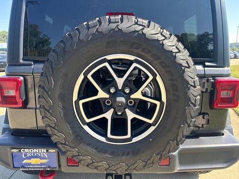 Used 2024 Jeep Wrangler Unlimited Rubicon AWD/4WD image 10