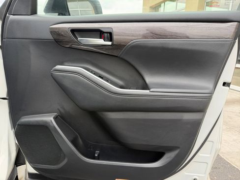 Used 2020 Toyota Highlander Platinum image 16