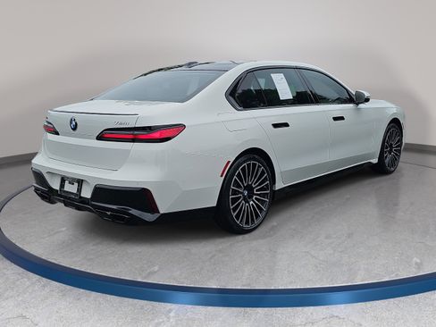 Certified 2025 BMW 760i xDrive w/ Autobahn Package AWD/4WD image 6