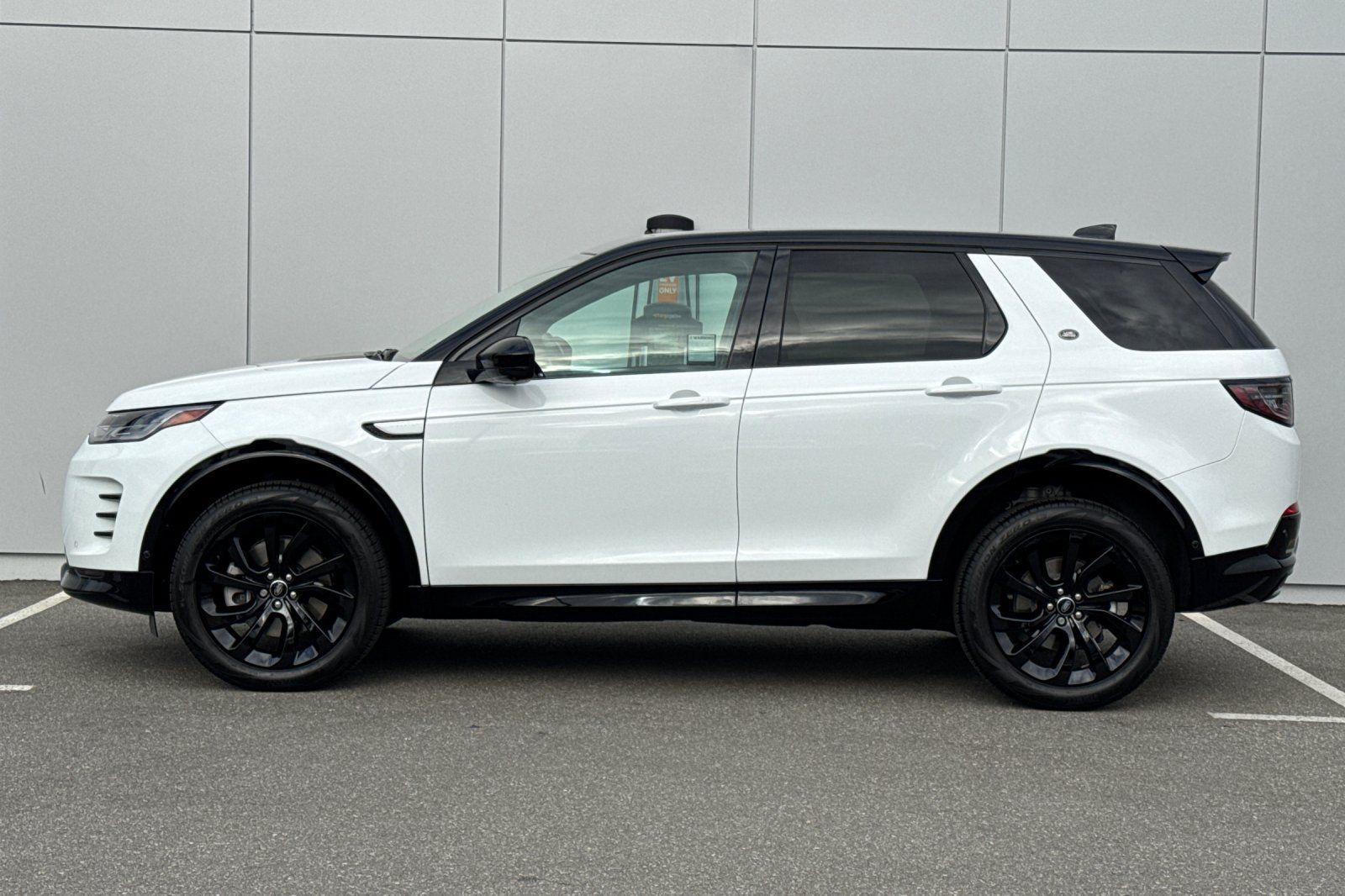 Used 2025 Land Rover Discovery Sport Dynamic SE AWD/4WD image 2