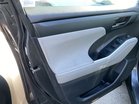 Used 2020 Toyota Highlander LE FWD image 14