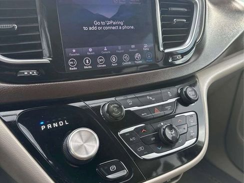 Used 2018 Chrysler Pacifica Touring-L Plus image 23