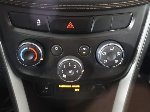 Used 2020 Chevrolet Trax LT w/ LT Convenience Package image 40