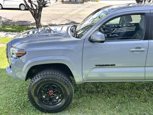 Used 2018 Toyota Tacoma TRD Sport AWD/4WD image 10