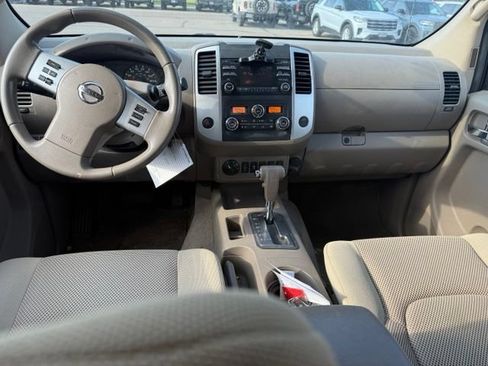 Used 2014 Nissan Frontier SV w/ SV Value Truck Package AWD/4WD image 15