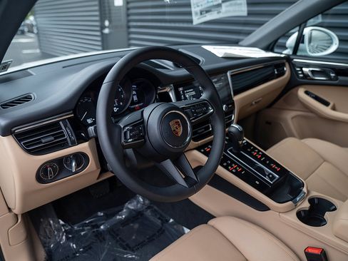 Certified 2026 Porsche Macan AWD/4WD image 4