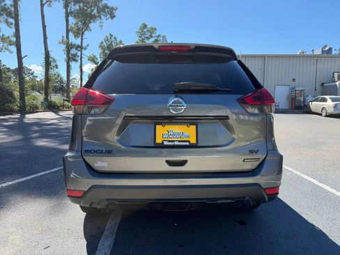 Used 2018 Nissan Rogue SV w/ Premium Package FWD image 7