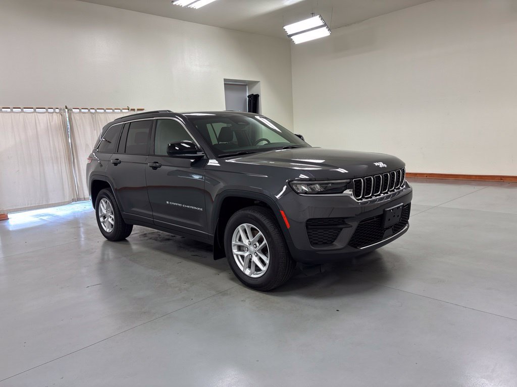 Used 2024 Jeep Grand Cherokee Laredo X w/ Luxury Tech Group I AWD/4WD image 2
