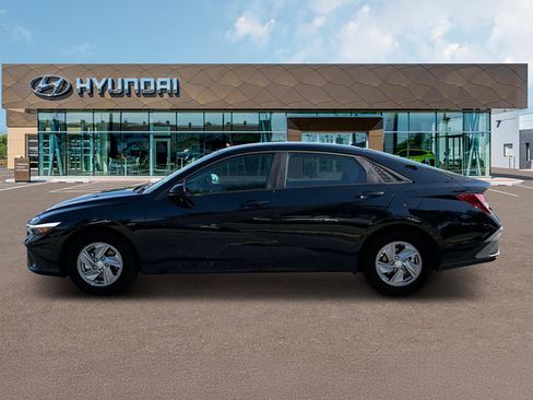 New 2025 Hyundai Elantra SE image 3