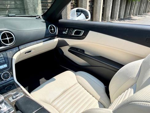 Used 2017 Mercedes-Benz SL 550 image 16