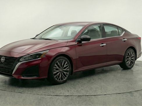 Used 2025 Nissan Altima 2.5 SV FWD image 3