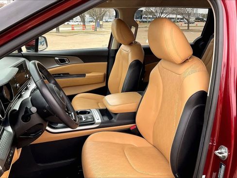 Certified 2024 Kia Carnival LX image 10