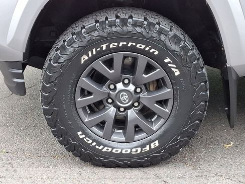 Used 2020 Toyota Tacoma SR5 AWD/4WD image 8