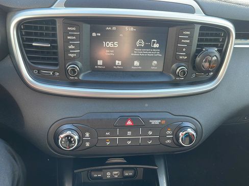 Used 2020 Kia Sorento LX AWD/4WD image 9