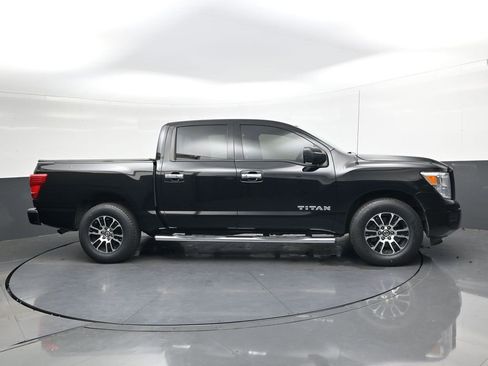 Used 2021 Nissan Titan SV w/ SV Convenience Package image 3