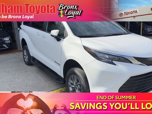Used 2026 Toyota Sienna LE FWD image 1