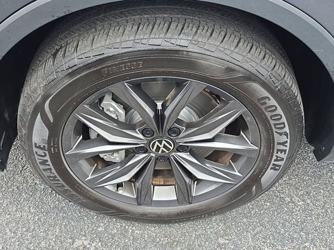 Used 2022 Volkswagen Tiguan SE image 9