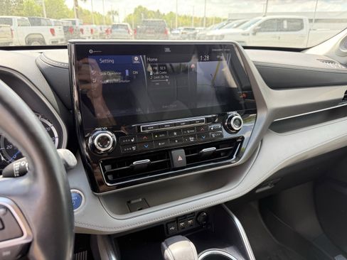 Used 2021 Toyota Highlander Limited image 17