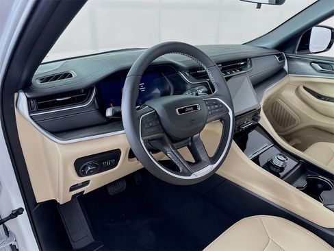 New 2025 Jeep Grand Cherokee Limited image 9