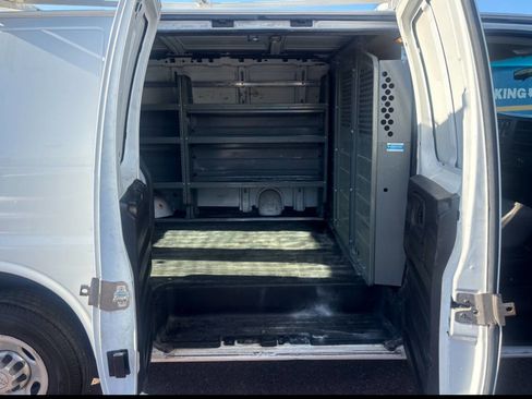 Used 2015 Chevrolet Express 2500 RWD image 5