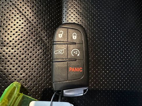 Used 2017 Jeep Grand Cherokee Overland w/ Jeep Active Safety Group AWD/4WD image 17
