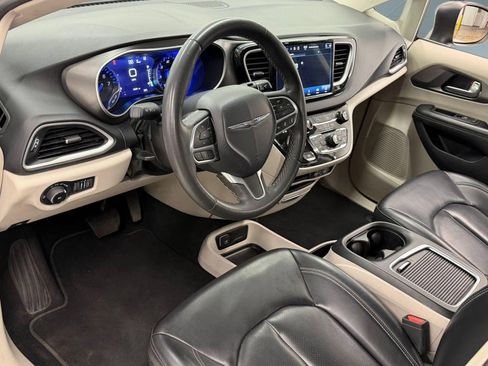 Used 2023 Chrysler Pacifica Touring-L FWD image 3